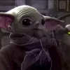 Baby Yoda es ya un adolescente en este vídeo y fuma marihuana