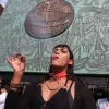 Una diputada mexicana siembra cannabis y fuma a las puertas del Congreso