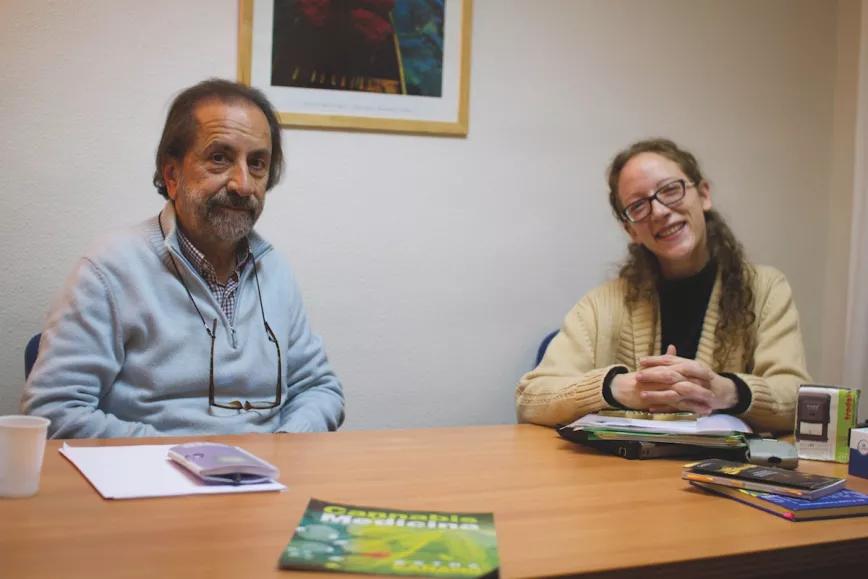 Joan Parés, médico jubilado, y Marta, voluntaria de la federación, en la consulta del proyecto terapéutico de la CatFAC, de la que son responsables