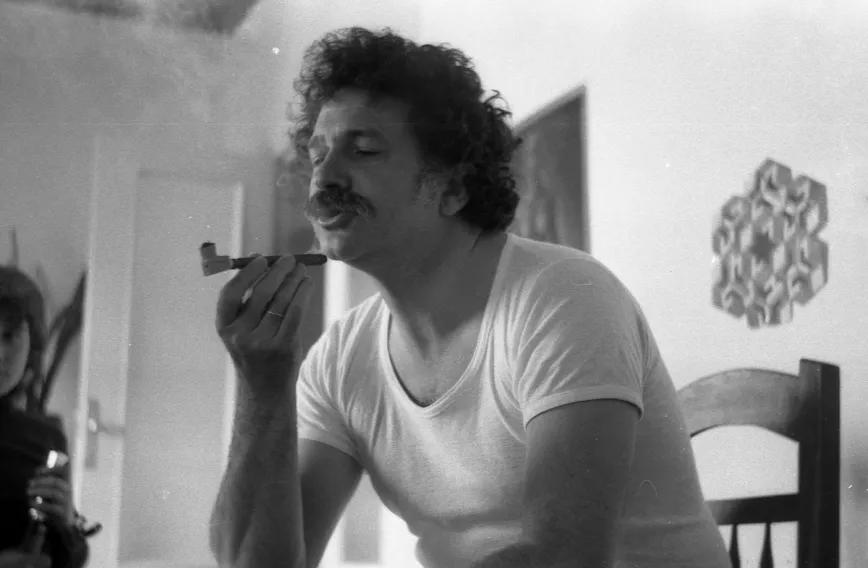 Ricardo Pachón pasándoselo pipa en su casa, 1976
