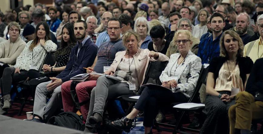 Los oyentes siguen con atención la conferencia de Doblin en el Psycodelic Science 2017. Una audiencia blanca y de clase media-alta casi en su totalidad