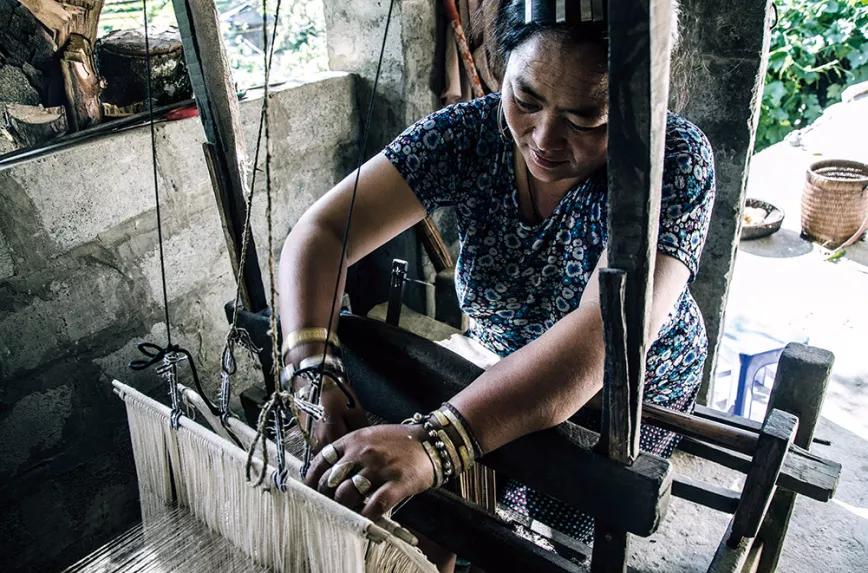 Mujer hmong trabajando el cáñamo