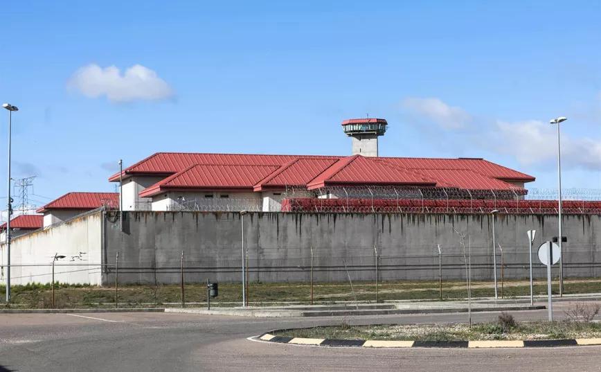 Cuatro funcionarios de prisiones detenidos por presunto tráfico de drogas en la cárcel