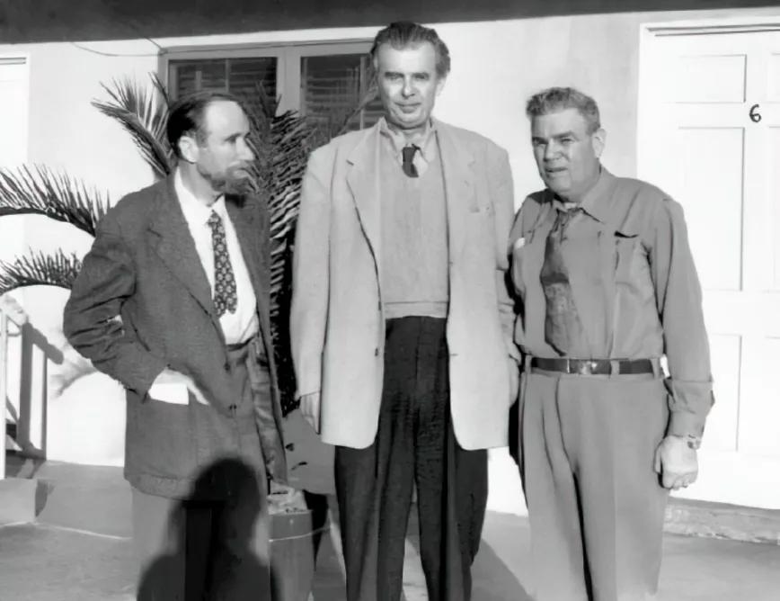 Los escritores Gerald Heard y Aldous Huxley (centro) posan con Alfred M. Hubbard (derecha) en los años 50.