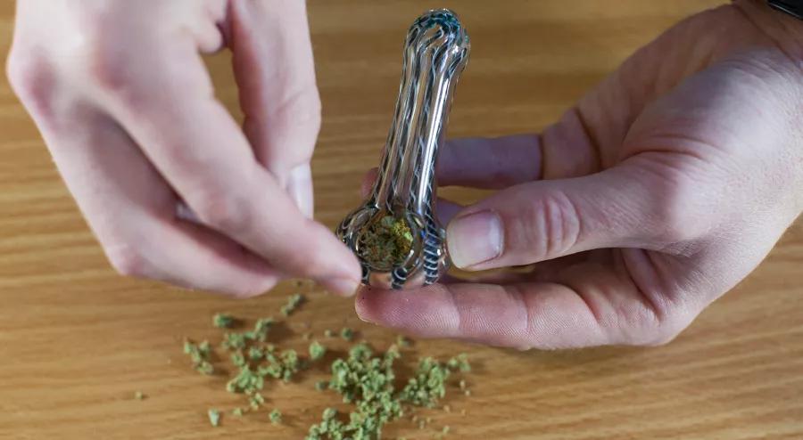 Maneras de prensar tu marihuana para fumarla en pipa