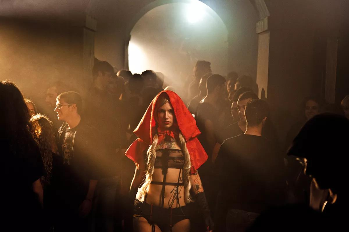 Vestida de Caperucita Feroz en el videoclip del grupo heavy Döria, en 2011.