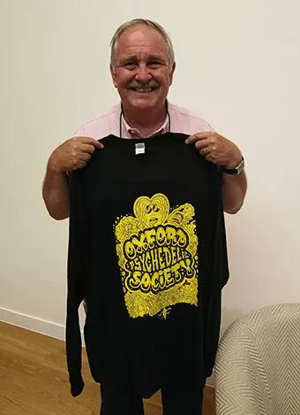 Nutt posando con una camiseta psicodélica de la  Oxford Psichodelic Society