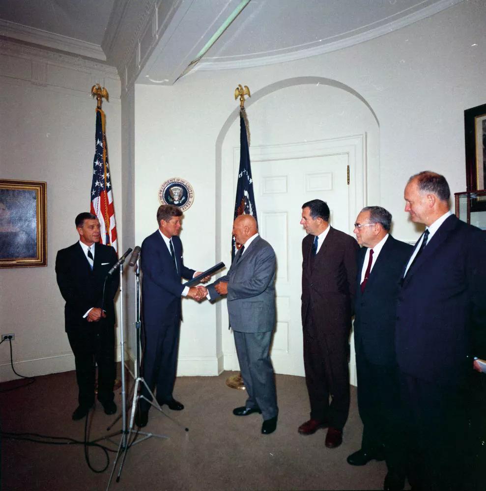 Harry J. Anslinger estuvo al servicio de cinco presidentes, desde Hoover hasta Kennedy. En la foto, ya retirado, recibe una mención de manos de John F. Kennedy por su destacado historial como Comisionado de Narcóticos (27 de septiembre de 1962)  