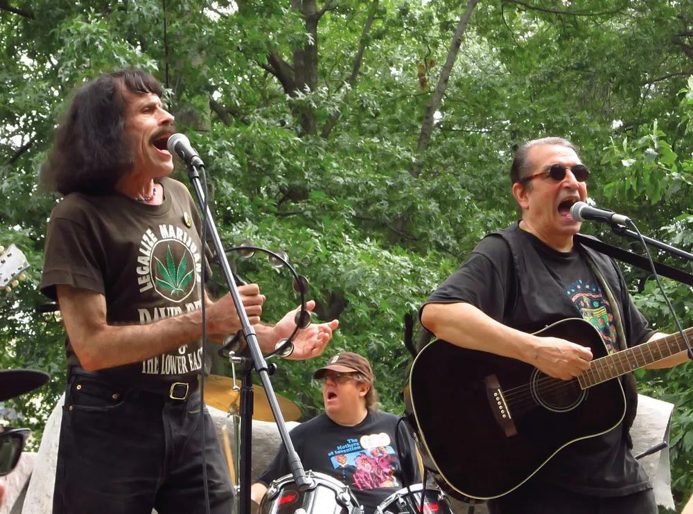 David Peel and The Lower East Side interpretan “Have a Marijuana” durante un concierto en 2011 en conmemoración del 23º aniversario de los disturbios de Tompkins Square Park.