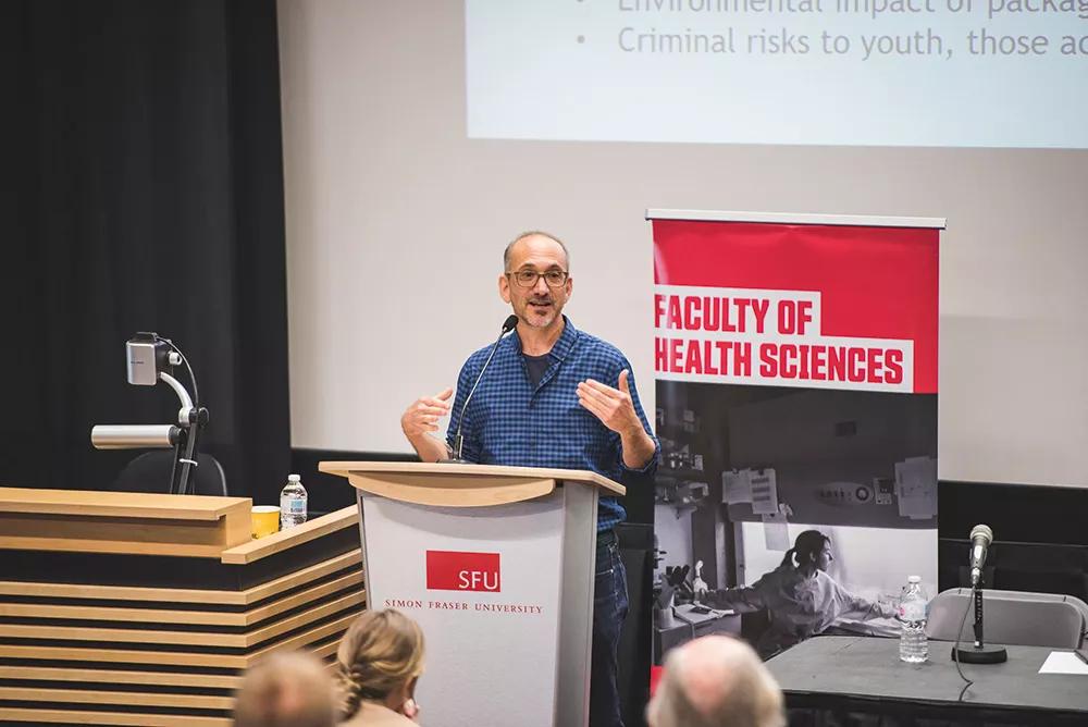 Scott Bernstein presenta una investigación sobre políticas de drogas en un foro sobre cannabis en la Universidad Simon Fraser de Vancouver