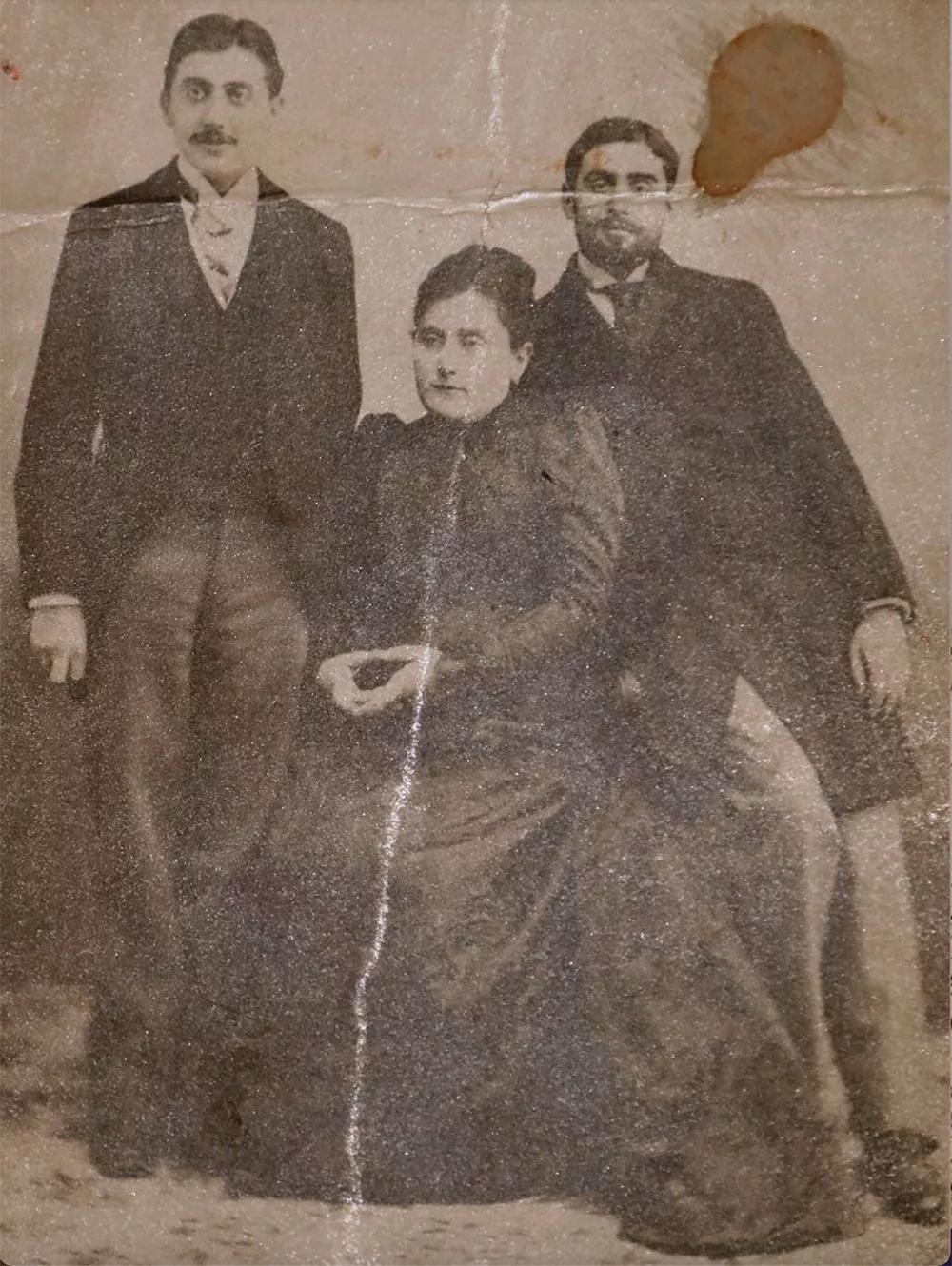 Marcel con su hermano Robert y su madre Jeanne Weil Proust.