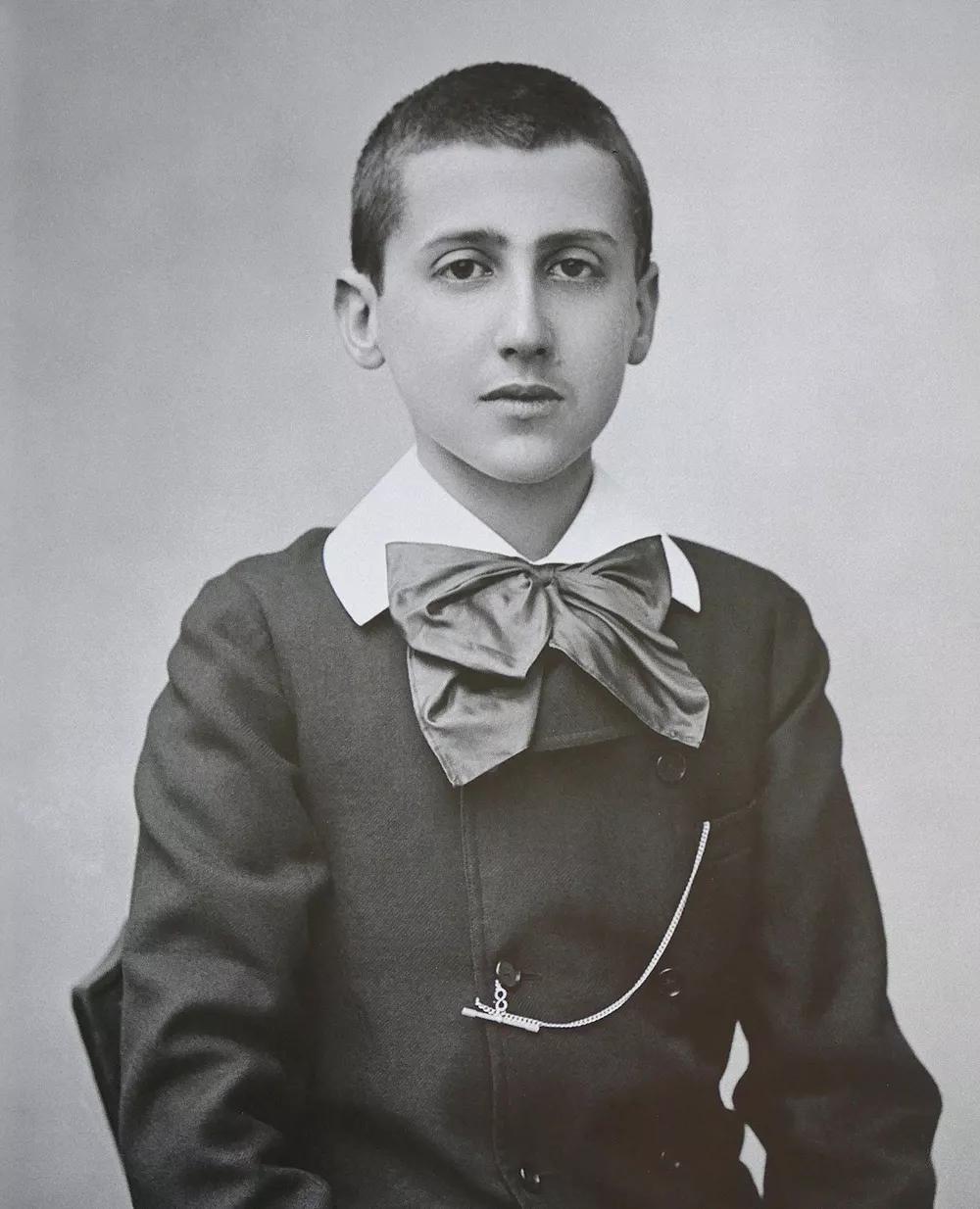 Marcel Proust fotografiado por Paul Nadar en 1887, a la tierna edad de 15 años. 