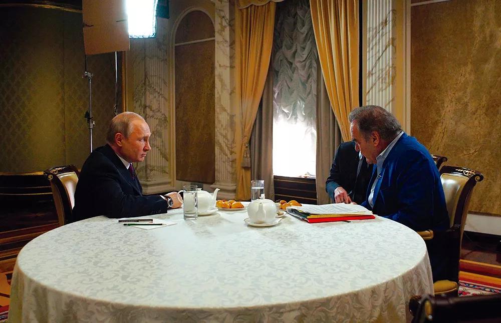 Oliver Stone entrevistando a Vladimir Putin para la miniserie The Putin Interviews (2017)